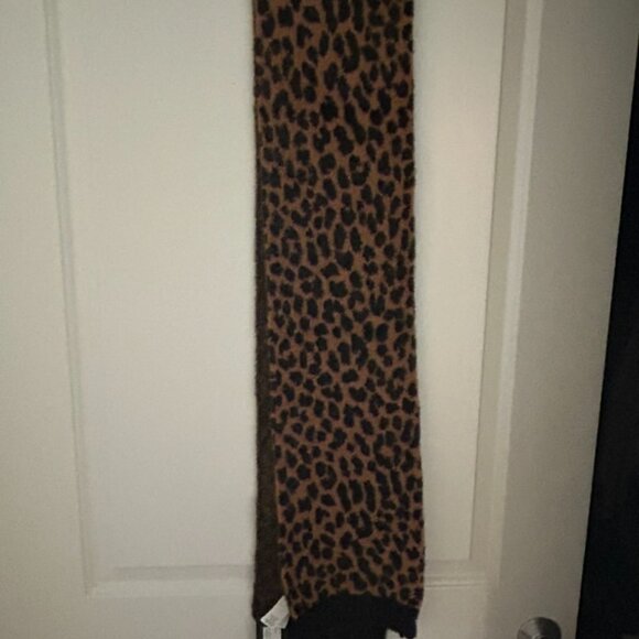 Modern Leopard Knit Scarf - Picture 2 of 3